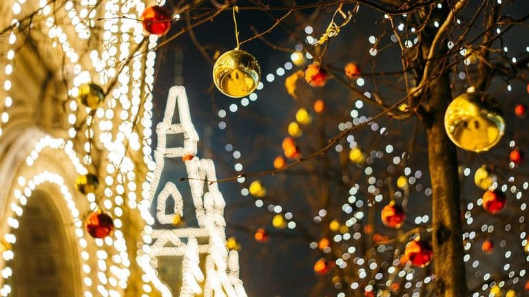 Holiday Lights & Family-Friendly Film Screenings Mark the Start of the Festive Season in Los Angeles