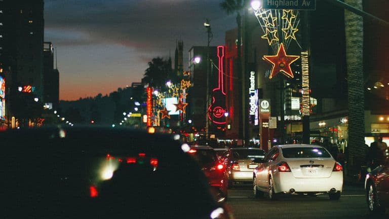 Holiday Shopping Momentum Boosts U.S. Retail Sector Mid-December